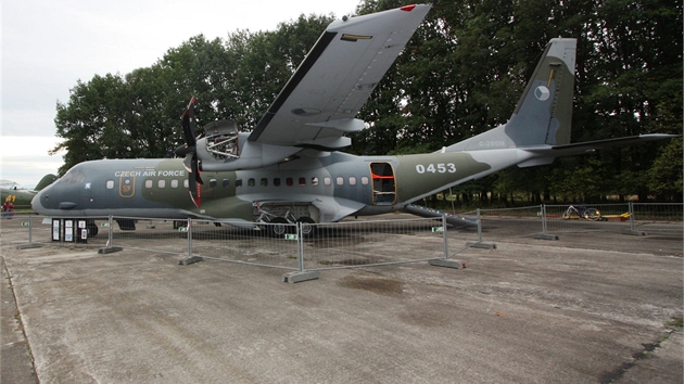 CASA C-295M Armdy R na Dnech NATO 2012 s otevenm nkladnm prostorem a kryty motor