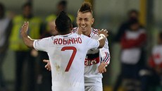 Ofenzivní tahouni AC Milán El Shaarawy a Robinho oslavují branku do sít