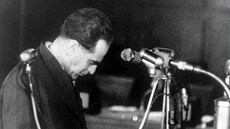 Rudolf Slánský se kaje před soudem v listopadu roku 1952. Rudolf Slánský se kaje před soudem v listopadu roku 1952.