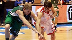 Vojtěch Hruban (vpravo) z Nymburka v duelu s litevským celkem BC Prienai. Vojtěch Hruban (vpravo) z Nymburka v duelu s litevským celkem BC Prienai.