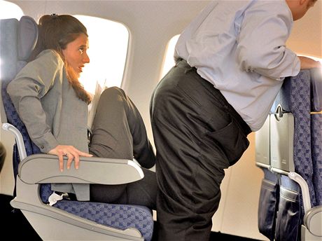 Nkdy si lovk peje, aby sedadlo vedle nho v letadle nebo autobuse zstalo volné. Cestovatelský server Gadling.com pipravil nkolik humorných tip, jak toho docílit.