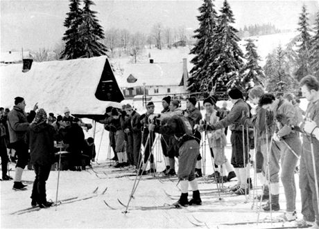 Nejstarí foto z Jizerské 50, se vztyeným prstem vlevo zakladatel závodu Josef