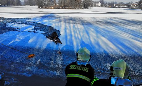 Svteltí dobrovolní a profesionální hasii pomohli dti vytáhnout na beh. Ilustraní foto