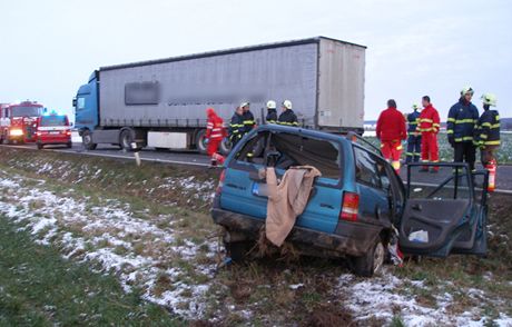 Nehoda na silnici  I/11 u Obdovic na Hradecku. (5. 12. 2012)  