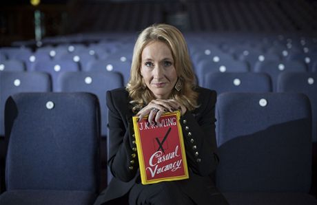 J. K. Rowlingová se svým románem pro dosplé The Casual Vacancy. V etin