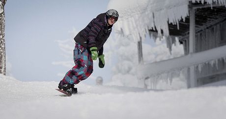 Snowboardista na umavském piáku.