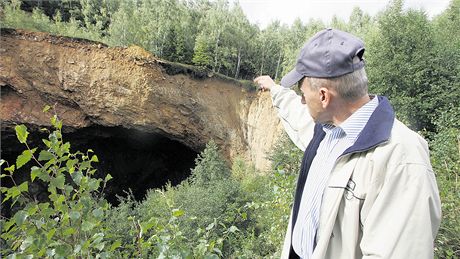 Jan Kotris (na snímku) ze státního podniku Diamo ukazuje na propadlinu toly u