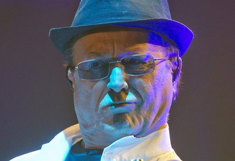 Petr Janda na koncertu k padesátinám Olympiku v praské O2 aren