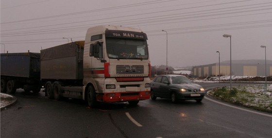 Kamion srazil enu u kruhového objezdu v Prmyslové ulici.