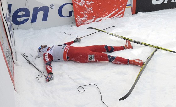 VYERPANÝ VÍTZ. Petter Northug odpoívá po  po stíhacím závodu na 15 km