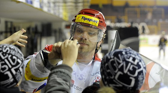 Budjovický hokejista Milan Michálek se podepisuje divákm ped utkáním v