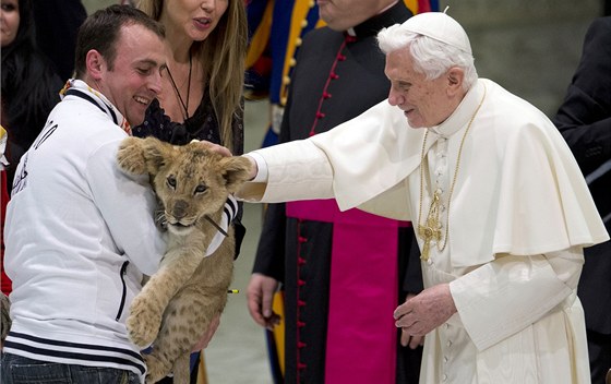 Pape Benedikt XVI. práv hladí lvíe, které pivezli do Vatikánu cirkusáci.