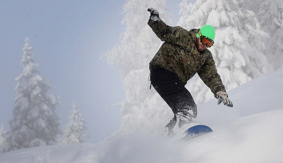 Snowboardisté se na piáku dokají vlastní sjezdovky. (Ilustraní snímek)