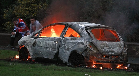 Protestující zapalálili auto na východ Belfastu (8. prosince 2012)