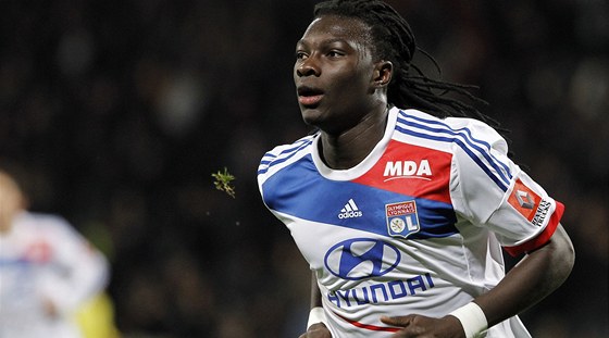 GÓL? NORMÁLKA... Útoník Bafétimbi Gomis z Lyonu svj gól z duelu s Montpellier