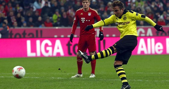 Mario Götze z Dortmundu v podzimním utkání proti Bayernu stílí gól.