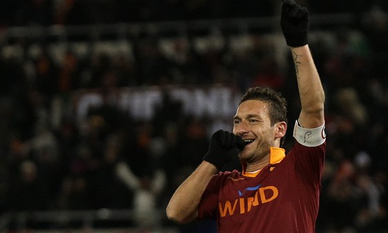 NESTÁRNOUCÍ KANONÝR. Francesco Totti, legenda AS ím, poád stílí góly -