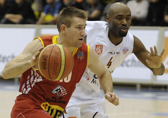 Momentka z utkání basketbalové ligy mu mezi Dínem a Pardubicemi.