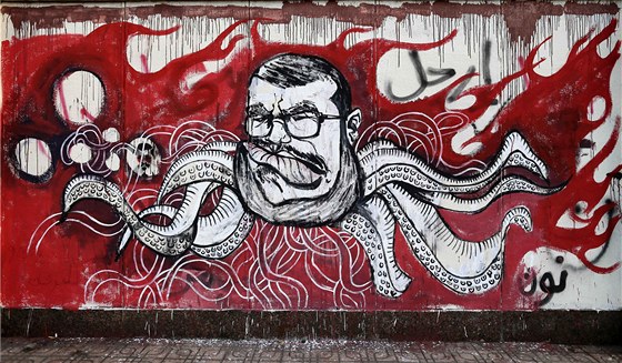 Graffitti znázorující Muhammada Mursího na venkovní zdi prezidentského paláce