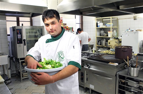 Dvaadvacetiletý kucha Mirek Mikló pracuje v jihlavské Radniní restauraci.