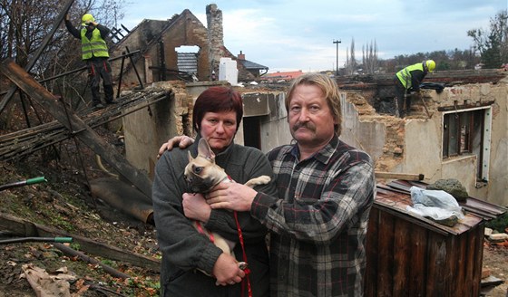 Zdeka a Jií Mikulenkovi se zachránným tntem ped vyhoelým domkem v Novém