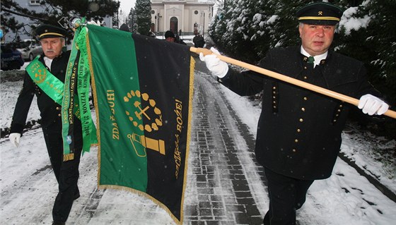 Horníci z bývalého Dolu Frantiek v Horní Suché se pyní novým praporem.