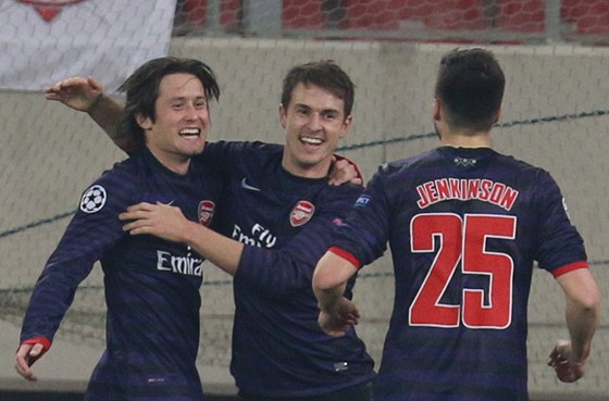 Hrái Arsenalu se radují, zleva autor gólu Rosický, dále Ramsey a Jenkinson.