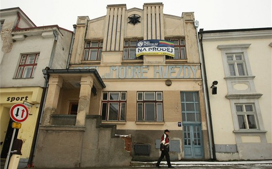 Hotel U Modré hvzdy na Palackého námstí v Poátkách je u est let prázdný.