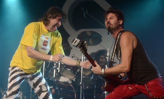 Vpravo je kytarista VZ Michal Pixa, vlevo texta a zpvák Jan Haubert v triku s logem jejich alba Start 02.