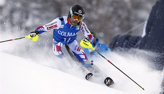 Francouzský lya Alexis Pinturault na trati slalomu ve Val d'Isere.