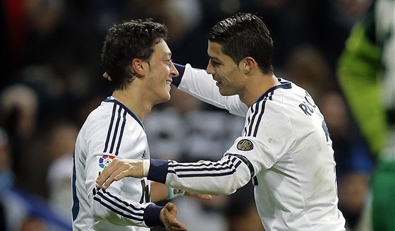 STELCI. Cristiano Ronaldo (vpravo) a Mesut Özil z Realu Madrid byli jedinými
