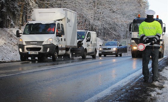 Silnice jsou 31. prosince ve vtin pípad sjízdné, silniái vak varují ped námrazou
