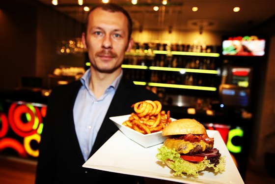 Manaer restaurace Mood Marek Hubka nabízí erstvý hamburger. Jeho podnik se