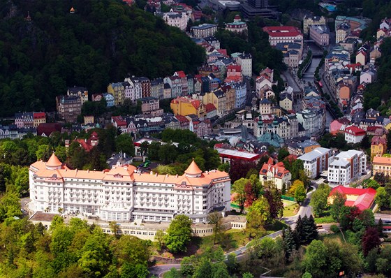 Pohled na lázeské území Karlových Var s dominantou hotelu Imperial