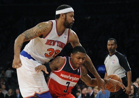 Rasheed Wallace (nahoe) z New Yorku vyráí mí washingtonskému Bradleymu