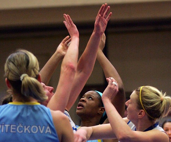 Karlovarské basketbalistky Karla Gergelová (vpravo) a árka Kuerová bojují s