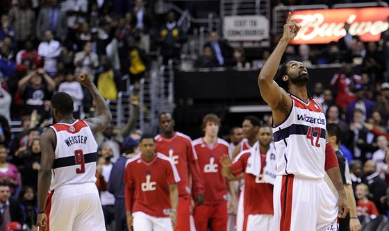 Martell Webster a Nené z Washingtonu Wizards slaví výhru nad Miami Heat.
