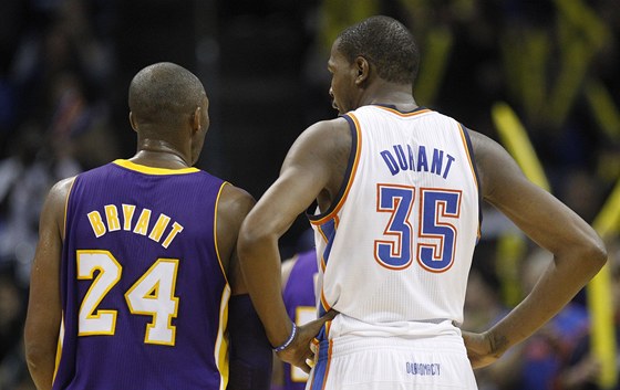 Kevin Durant z Oklahoma City Thunder a Kobe Bryant z Los Angeles Lakers v
