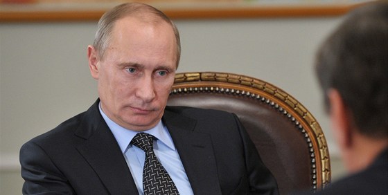 Ruský prezident Vladimir Putin bhem setkání s vicepremiérem Alexandrem ukovem...