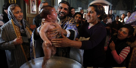 Romové ijící v Rumunsku se úastní ktu v pravoslavném kostele ve mst