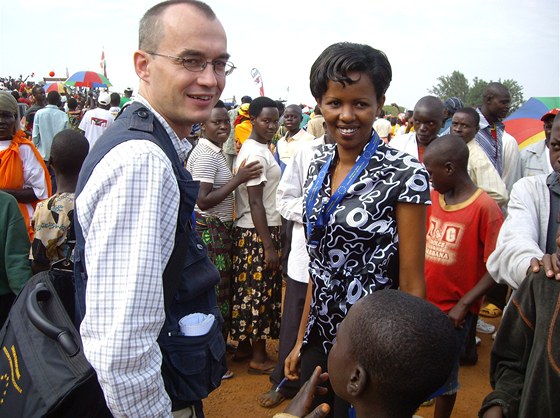 Politolog Radim Tobolka s pekladatelkou pi volební misi EU v Burundi 2010.