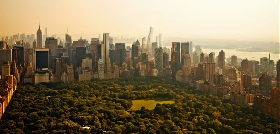 NEW YORK, NEW YORK. Uprosted dungle manhattanských mrakodrap probíhají jednání o záchran NHL.