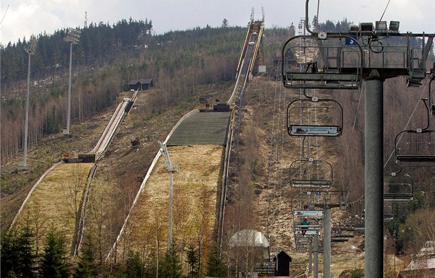 Legendární svtové skokanské mstky v Harrachov chátrají.