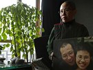 Liou Sia, manelka ínského disidenta Liou Siao-poa, ukazuje novinám portrét