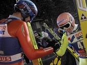 DVA NEJLEP. Rusk skokan na lych Dmitrij Vasiljev (vlevo) skonil v Kuusamu