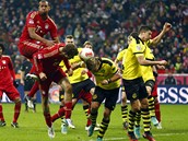 ZVREN TLAK. Fotbalist Bayernu (v ervenm) se pokou dotlait m jet...