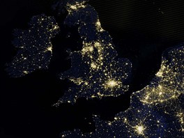 Osvtlená Velká Británie, Irsko a ást západní Evropy. Nejvíce svtla vyzauje...