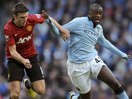 NEPUSTÍM T. Yaya Touré z Manchesteru City (vpravo) si kryje v bhu mí ped...