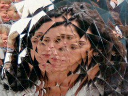 STÍPKY UMNÍ. Obdivovatelka umní se zrcadlí v díle Anie Kapura bhem výstavy...