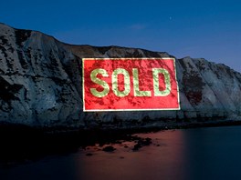 ÚTESY NA PRODEJ. Britská aktivistická skupina Oxfam promítla na útesy v Doveru...
